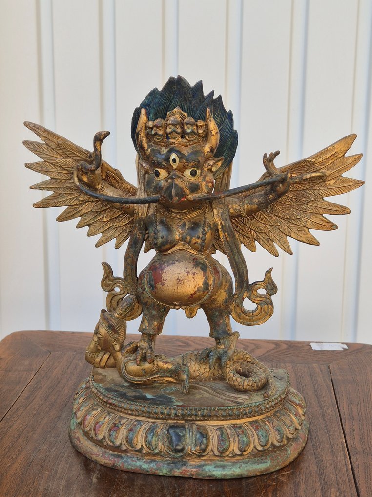 Old statue of Garuda in gilded bronze and polychrome – Tibet or Nepal, 20th century, 30cm - Bronze - Nepal - 20th century #1.0