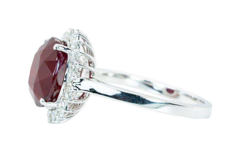 Ring - 14 kt. White gold, Intense Red (No Heat) -  5.02ct. tw. Ruby - Diamond - 0.22ct - VS #4.3
