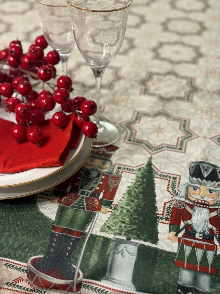 Elegancki obrus na duże stoły tematyczne bożonarodzeniowe z motywem słynnego schiaccianoci. - Obrus - 2.4 m - 1.36 m #4.3