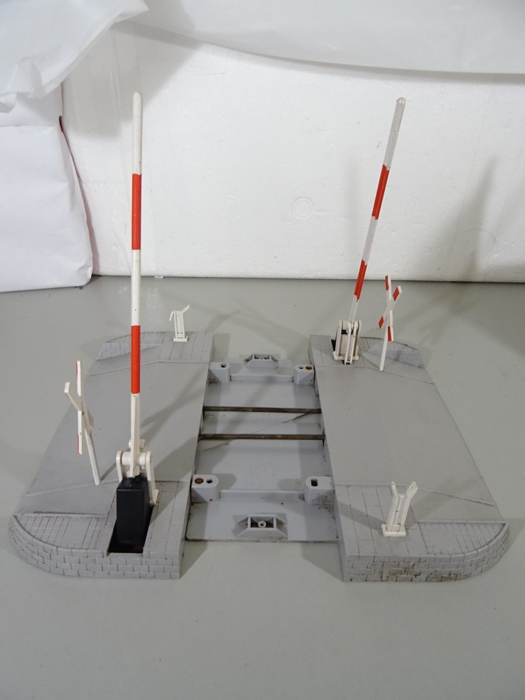 LGB G - 5065 - Model train scenery (1) - Railway crossing with barrier #1.0