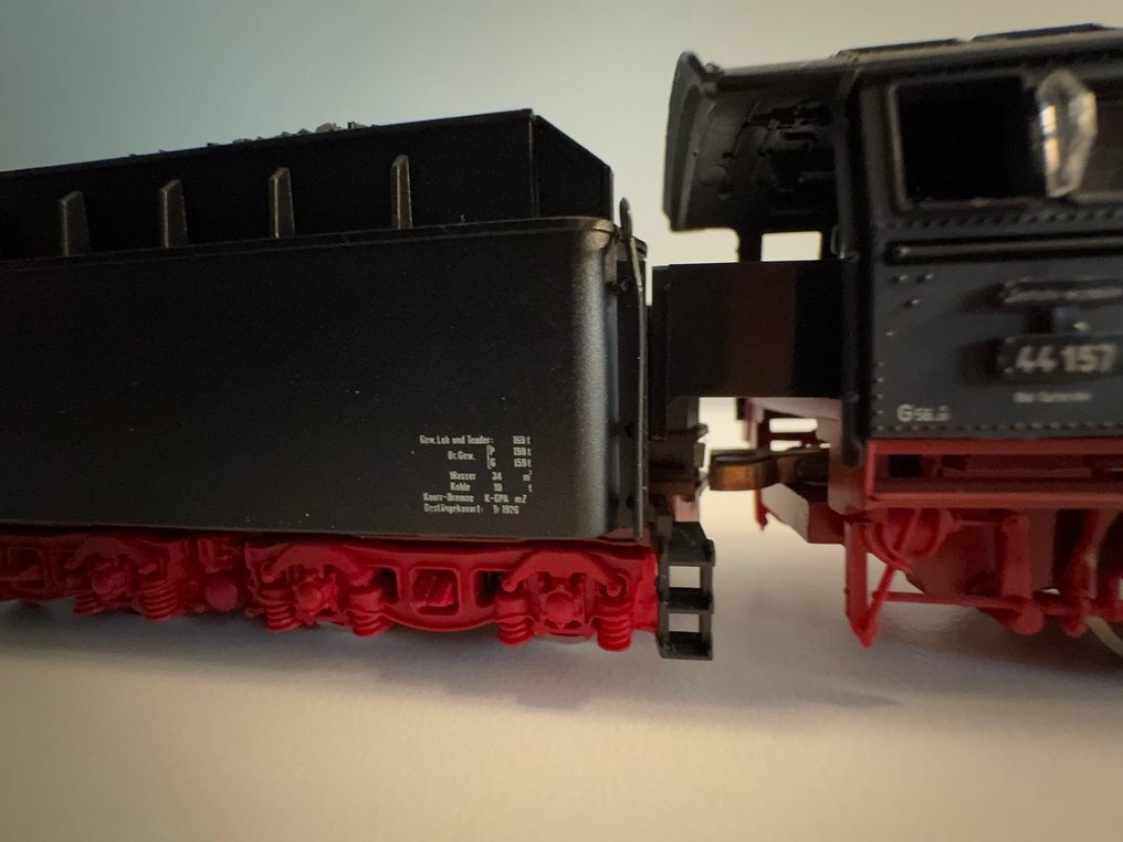 Fleischmann H0 - Sähköveturi (1) - Höyryveturi BR 44 numero 44 157 vetolaitteineen, H0-skaala, musta väri ja punaiset pyöräkerrat. - DR (DRB) #3.2