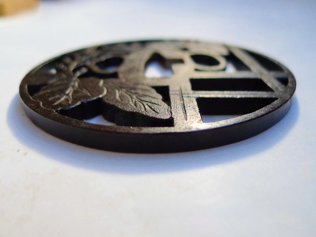 美丽的标志 忠弘（Tadahiro）植物叶子图案大透雕大铁砣带盒子 - 忠 弘(Tadahiro) - 日本 - 江戶時代晚期 #4.3