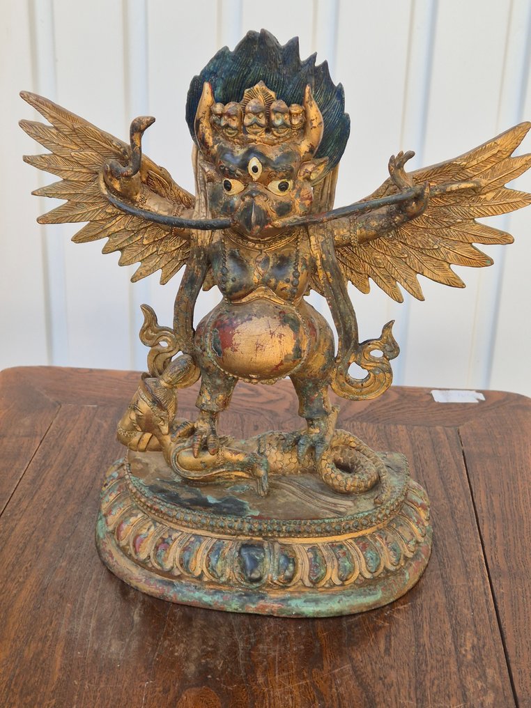 Old statue of Garuda in gilded bronze and polychrome – Tibet or Nepal, 20th century, 30cm - Bronze - Nepal - 20th century #1.0
