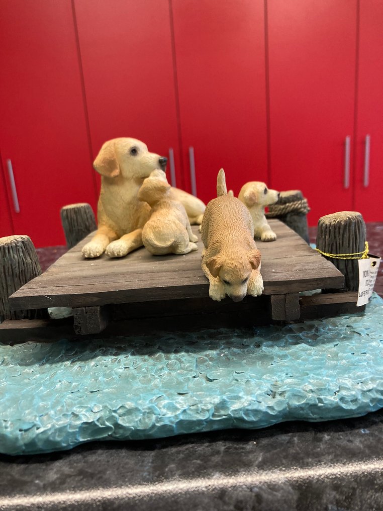 Fraser creations - Fraser - Statuette, Labrador moederhond met pups op pier - 11 cm - Resin #2.1