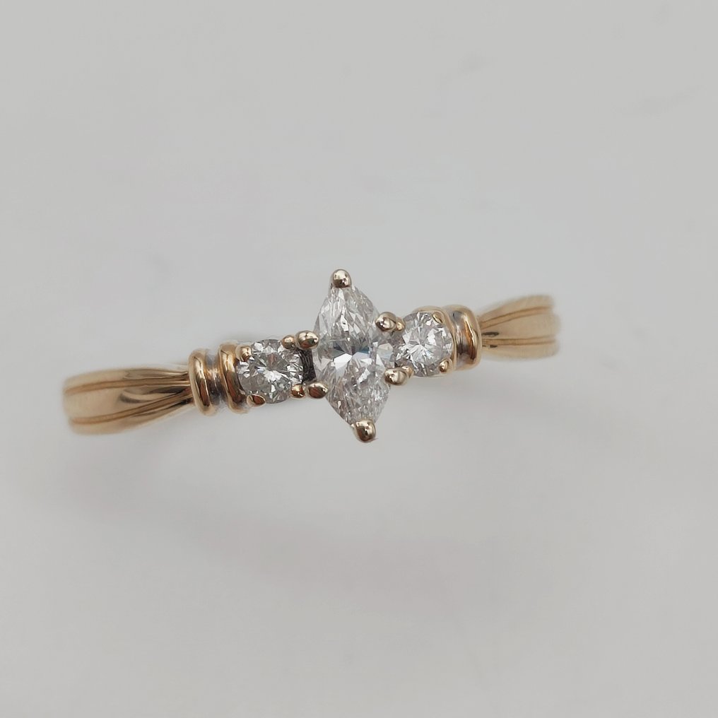 Ei pohjahintaa - Sormus - 14 kt. Keltakulta - 0.48ct. tw. Timantti (Luonnollinen) - Timantti - Sisältää todistuksen #4.3