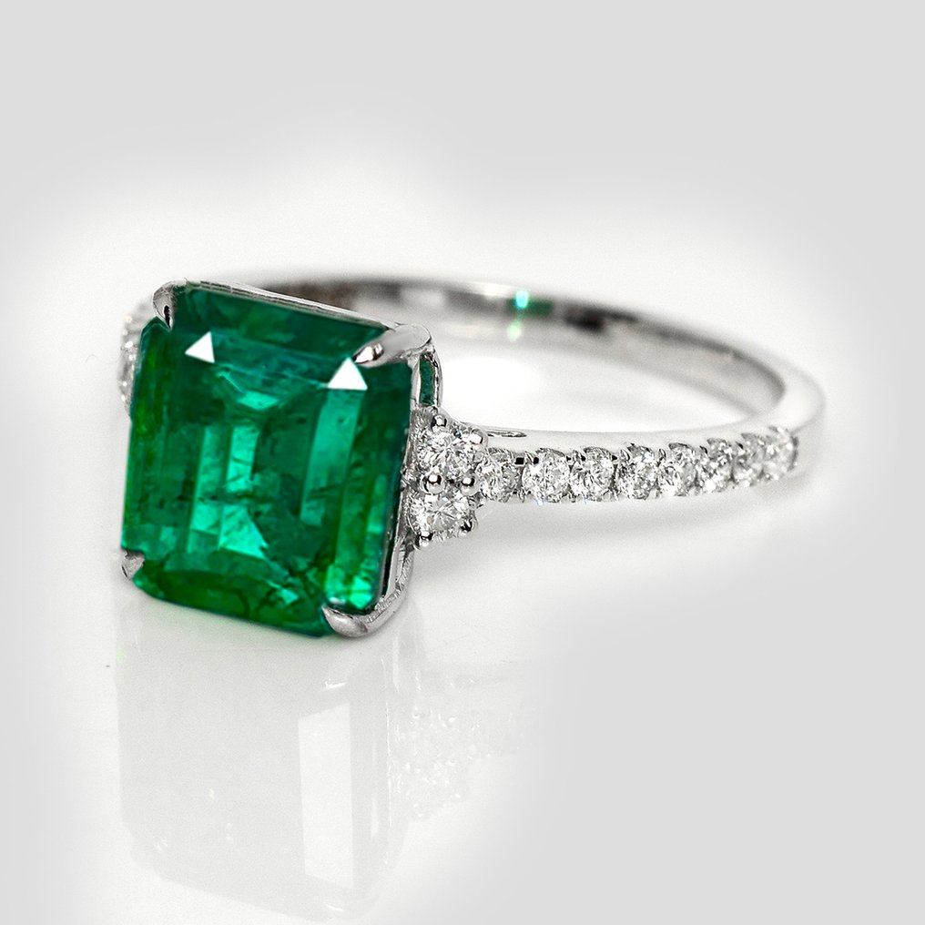 Ingen mindstepris - Ring - 14 karat IGI 2,74 ct Zambia intens grøn, Hvidguld - 3.01ct. tw. Smaragd - Diamant #2.1