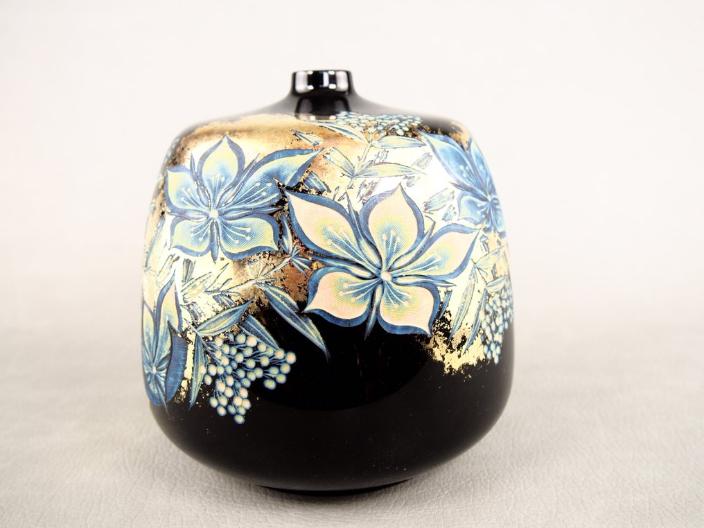 Single-flower vase - Lacquered wood - Carved Lacquer Floral Motifs Pattern Vase with Original Wooden Box - Japan #2.1