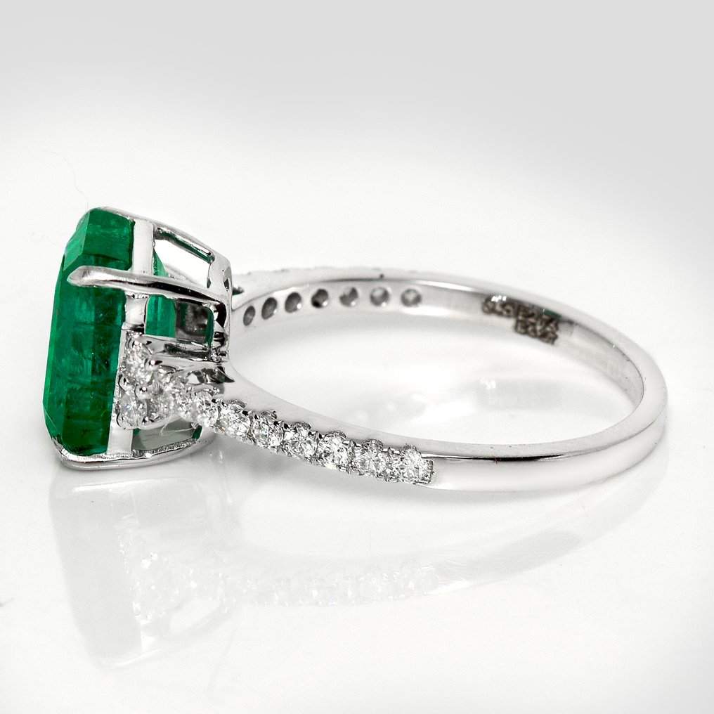 Ingen mindstepris - Ring - 14 karat IGI 2,74 ct Zambia intens grøn, Hvidguld - 3.01ct. tw. Smaragd - Diamant #3.2
