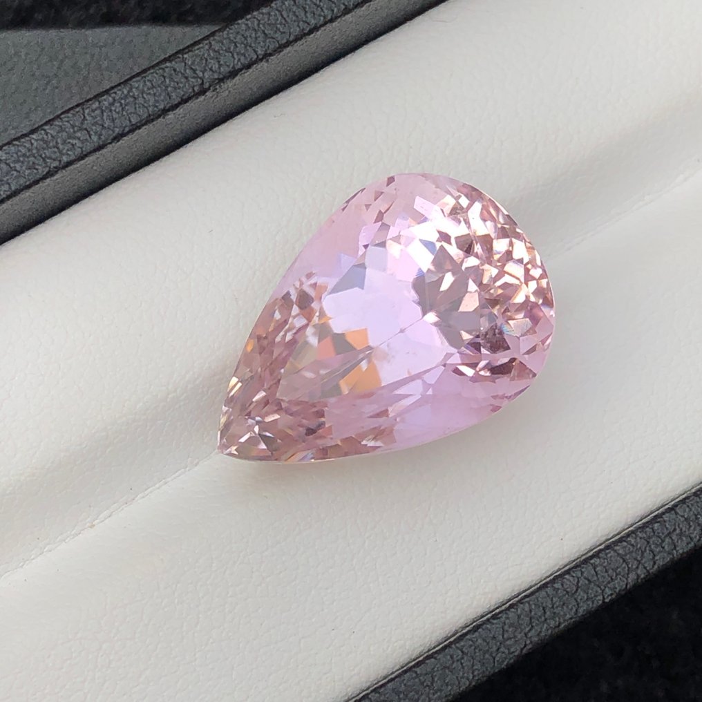 Nincs minimálár - 1 pcs Rózsaszín Kunzit - 28.87 ct - Nemzetközi Gemmológiai Intézet (IGI) #2.1