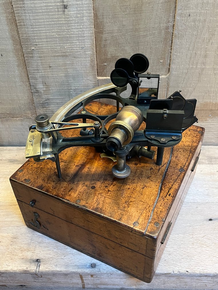 Vernierin sekstantti - Messinki, Puu, Lasi - Army and Navy Co-operative Society Ltd. #1.0