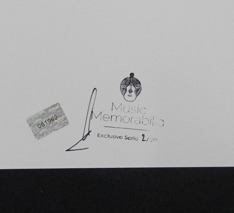 AC/DC's Angus Young - Fine Art Photographie - XL 42x30 cm - Limited Edition 02/20 - Gallery Stamp & Curator Signature - Collector - No Reserve #3.2