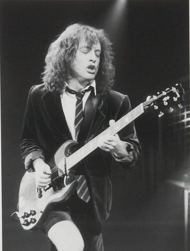 AC/DC's Angus Young - Fine Art Photographie - XL 42x30 cm - Limited Edition 02/20 - Gallery Stamp & Curator Signature - Collector - No Reserve #1.0