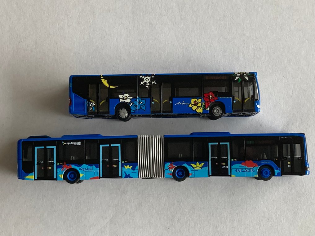 Rietze H0 - 656119 - 75841 - Machetă tren transport călători (2) - Model articulat cu două uși, incl. ambalaj original și căptușeală din spumă, autocolante cu numărul - RhB Arosa bus en Engadin Bus #1.0