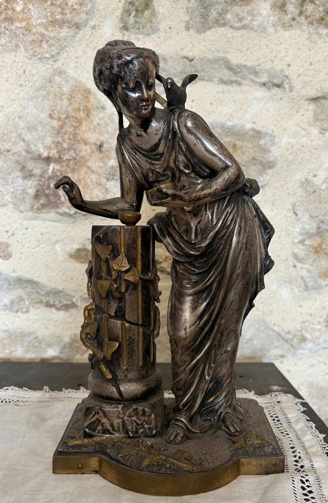 Antoine Pierre Aubert (1853-1912) - Statua, Jeune femme à la colombe, fin XIXe - 30 cm - Bronzo argentato #1.0