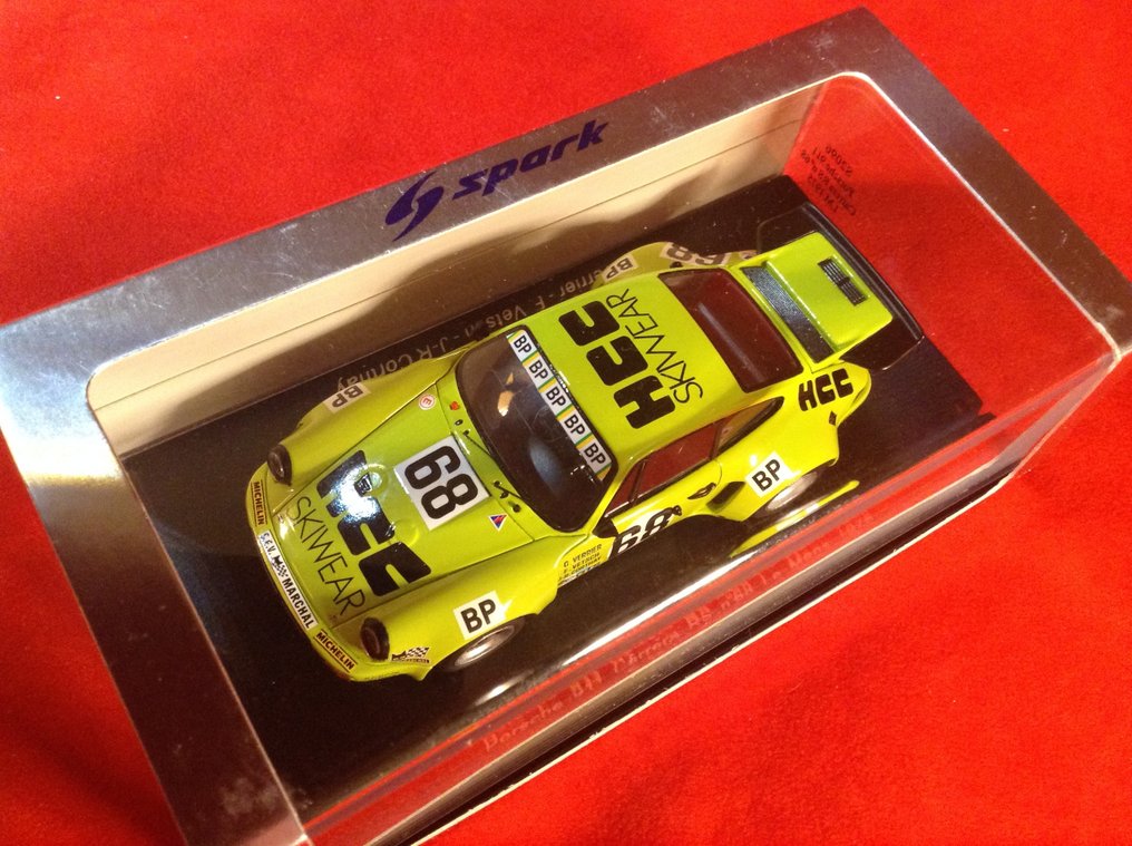 Spark 1:43 - Rennwagenmodell - ref. #S2096 Porsche 911 Carrera RSR 3,0L."HCC Skiwear" 24h Le Mans 1975 #68 Verrier/Vetsch/Corthay - Ausgezeichnete Qualität - Limitierte Auflage - Heute schwer zu finden. #2.1