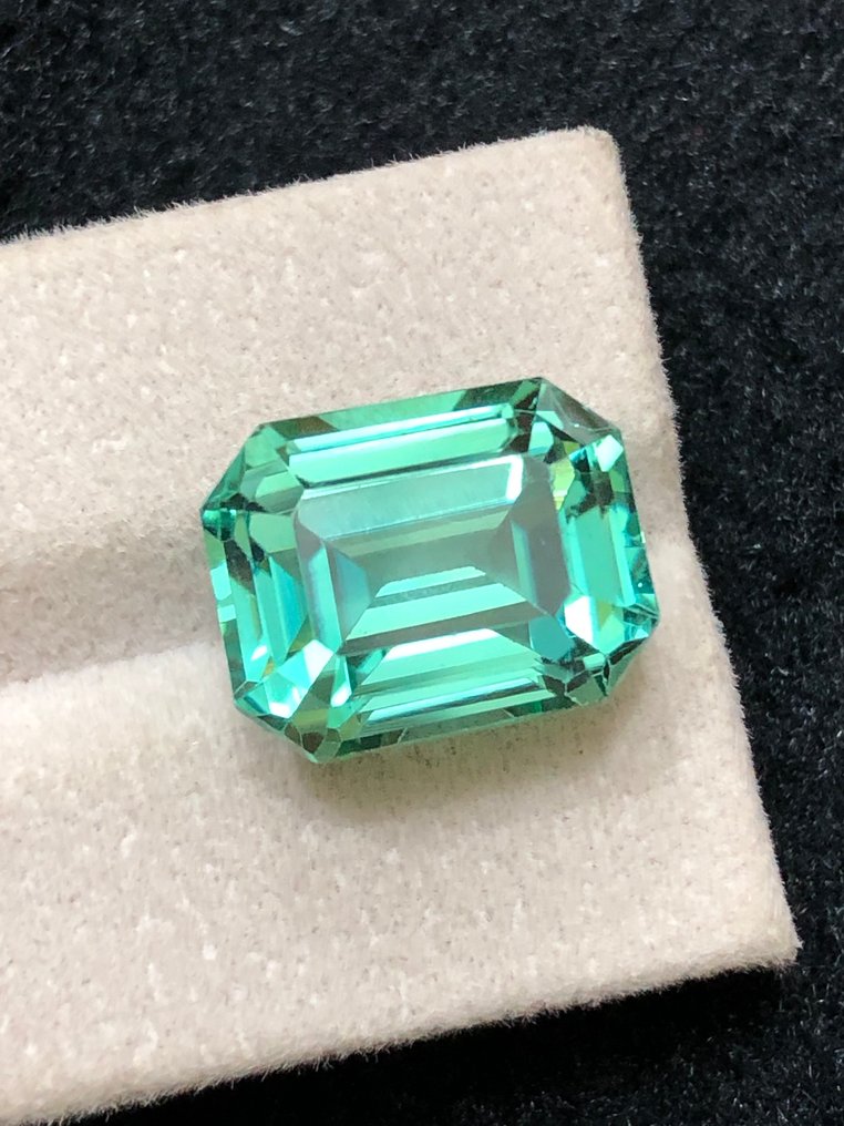 Ingen reservasjonspris - 1 pcs Grønn Hiddenitt - 16.85 ct - Det internasjonale gemologiske institutt (IGI) #2.1