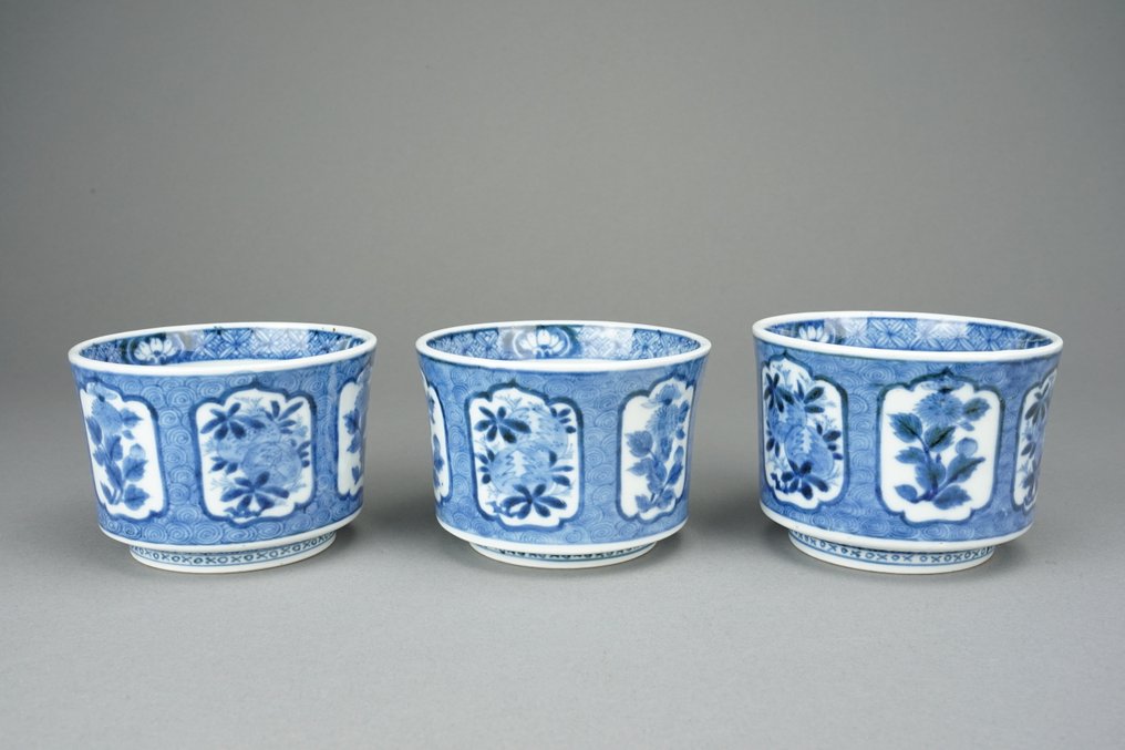 Τρία φλιτζάνια Soba-Choko, ένα πιάτο με λοβωτές άκρες και ένα μεγάλο σερβίτσιο. - Πορσελάνη - Arita Ware - Ιαπωνία - Τέλη της περιόδου Edo #2.1