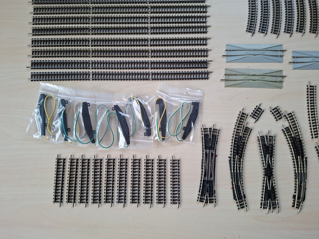 Minitrix N - 4900 serie - Spår för modelltåg (80) - Sortiment av elektriska växlar och räls #4.3