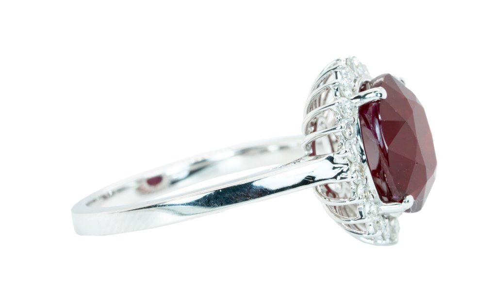 Ring - 14 kt. White gold, Intense Red (No Heat) -  5.02ct. tw. Ruby - Diamond - 0.22ct - VS #2.1