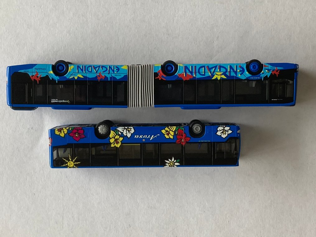 Rietze H0 - 656119 - 75841 - Machetă tren transport călători (2) - Model articulat cu două uși, incl. ambalaj original și căptușeală din spumă, autocolante cu numărul - RhB Arosa bus en Engadin Bus #1.0