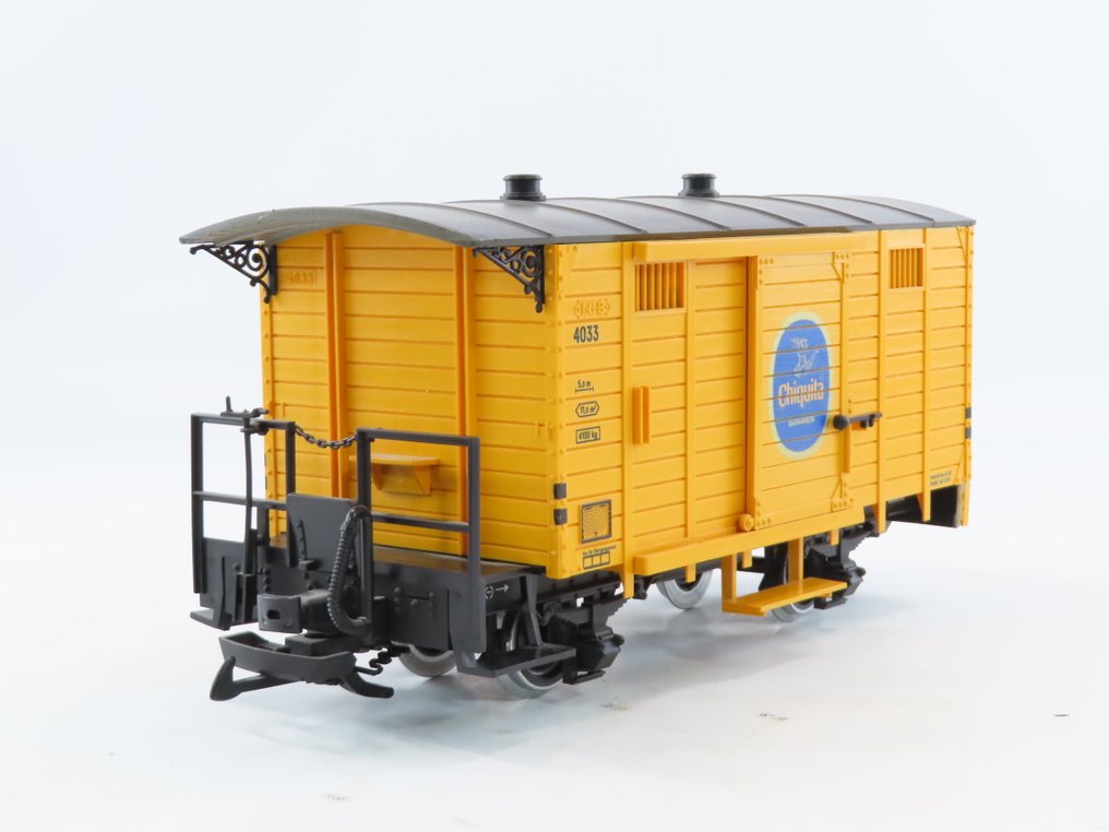 LGB G - 4033 - Model train freight carriage (1) - 2-axle closed freight car with 'Chiquita Bananen' branding and lighting. - Privaat #1.0