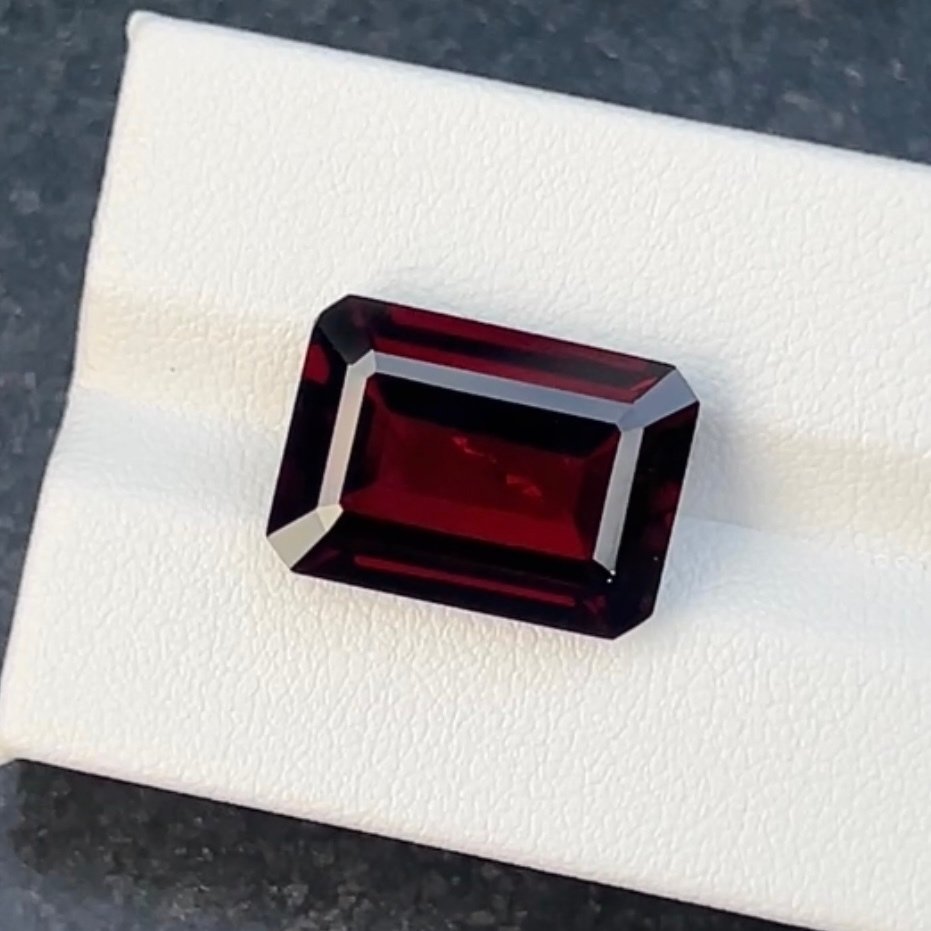 Fără preț de rezervă Roșu rodolite, Granat - 13.75 ct - Asociația internațională de pietre prețioase colorate (ICA GemLab) - Fine Deep Garnet #3.2