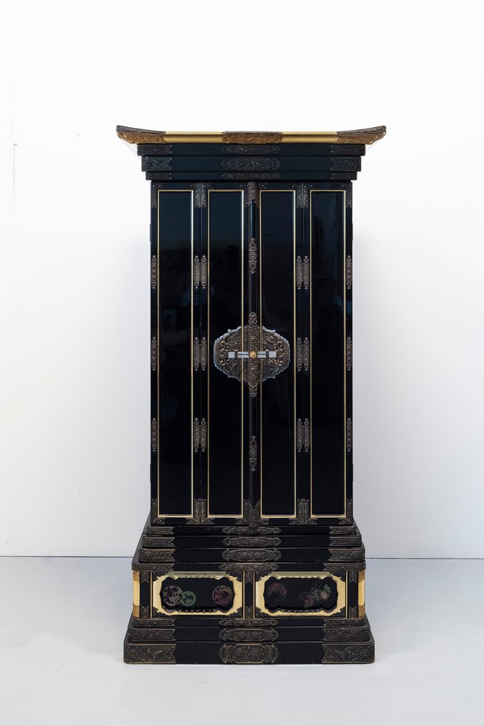 Kommodeskuffe - Træ, Metal, En japansk sort lakkeret butsudan med forgyldt indre - Japan - En japansk butsudan 仏壇 #1.0