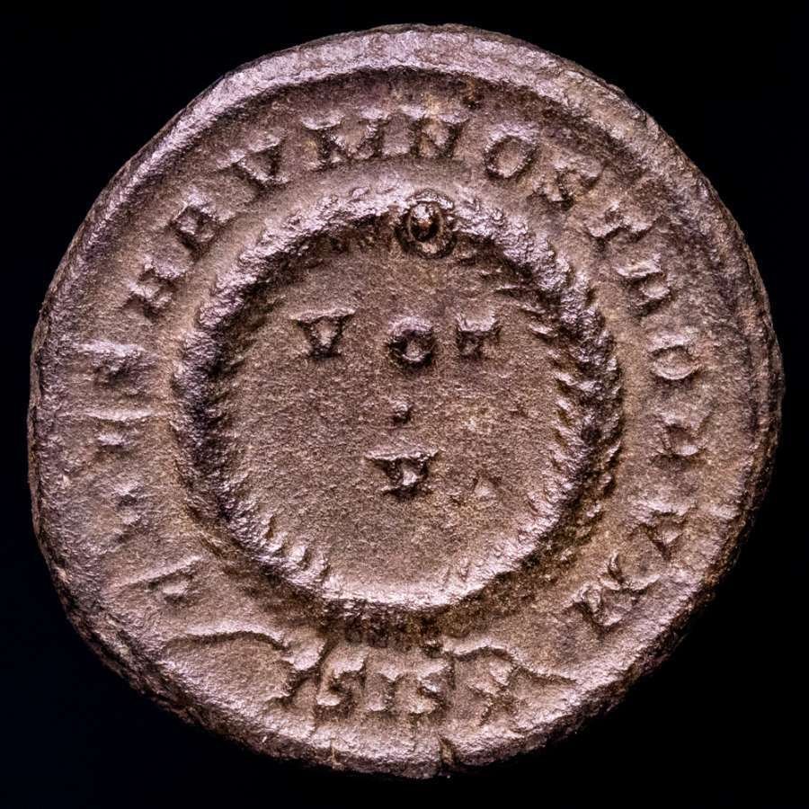 Romerska riket. Constantine II (AD 337-340). Follis Siscia mint (320-321 A.D.) CAESARVM NOSTRORVM / ΓSIS star. VOT / V in two lines within wreath. (Utan reservationspris) #1.0