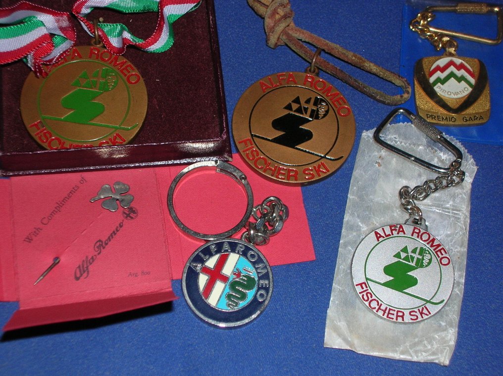 Alfa Romeo: 3 keys, 2 medals, and a silver badge with four-leaf clover and long stem (6 pcs.) - Alfa Romeo - 1980 #1.0