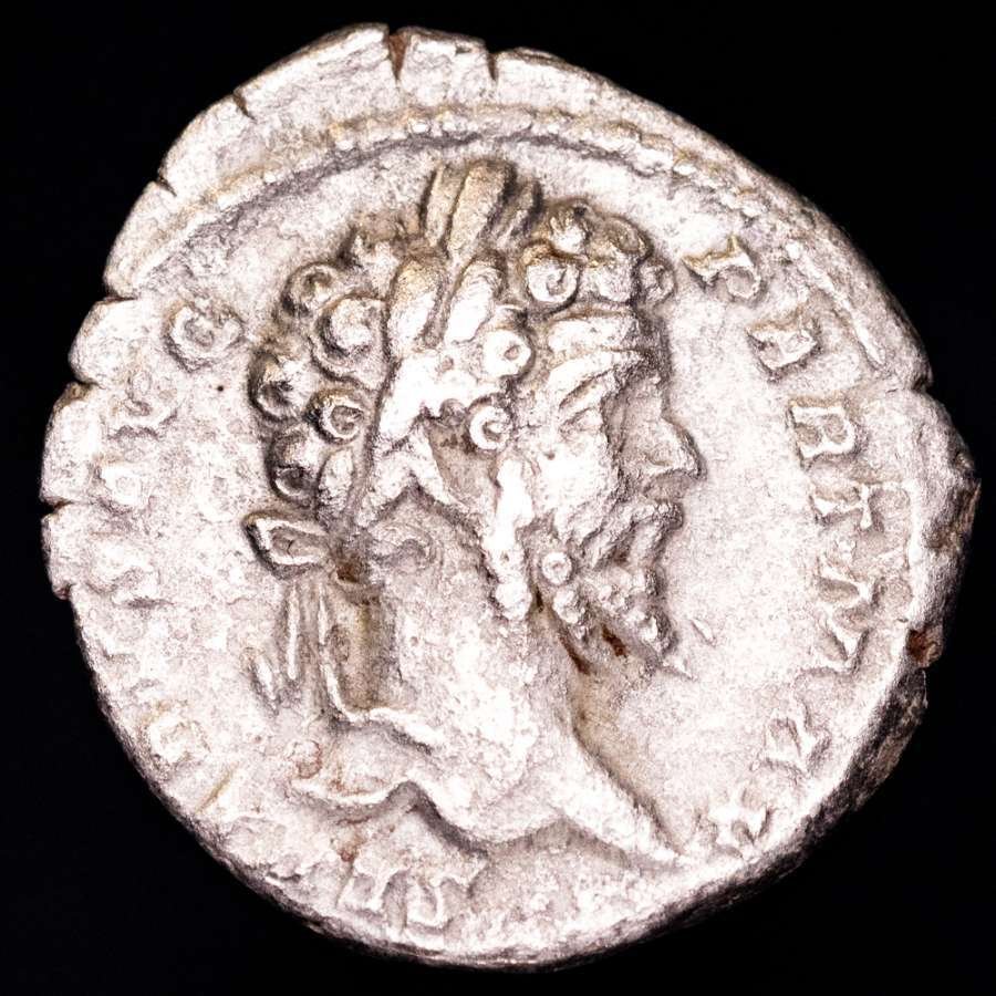 Római Birodalom. Septimius Severus (AD 193-211). Denarius Rome AD 200-201. RESTITVTOR VRBIS Septimius Severus standing front in military attire, head to left.  (Nincs minimálár) #1.0