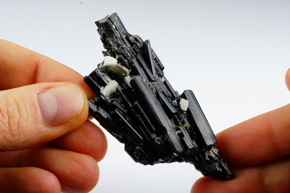 Tourmalini neri con mica e albite - cristalli lucenti. formazione extra - Altezza: 8.5 cm - Larghezza: 4 cm- 64 g #3.2