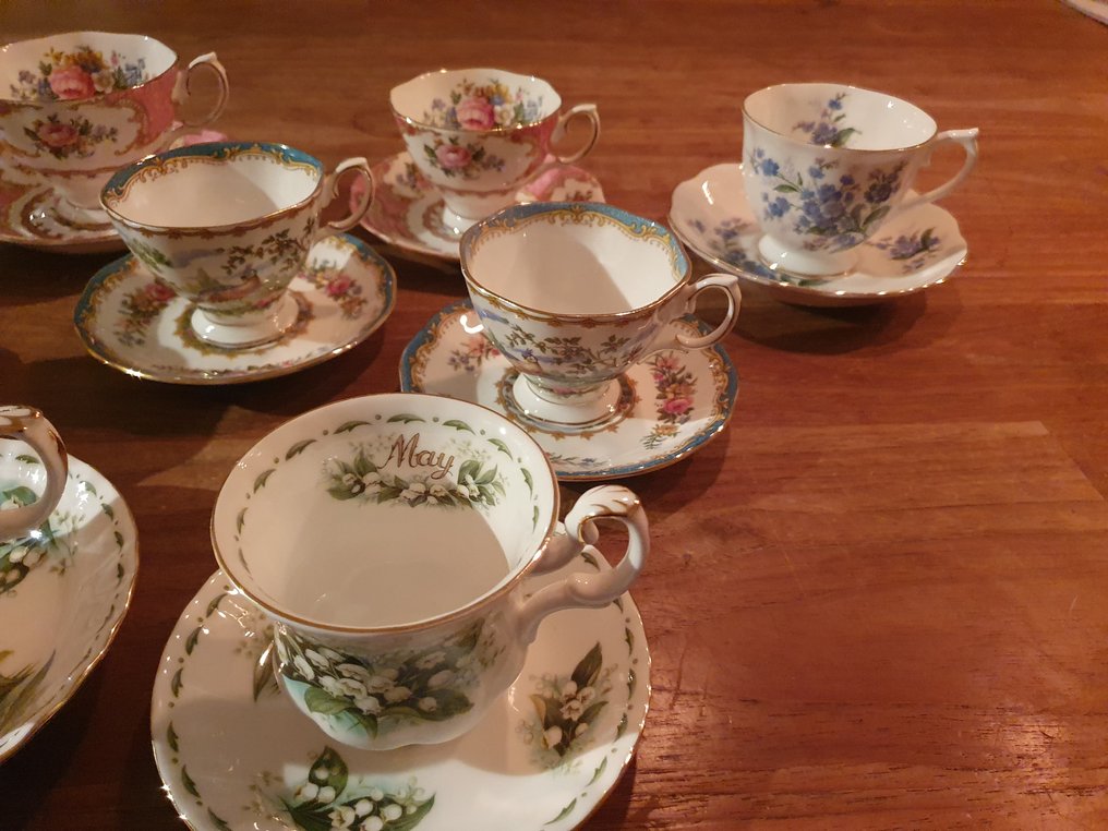 Royal Albert - Tazza e piattino (9) - Flower of the Month en andere - Osso, Porcellana, Porcellana fine di ossa - Tu e le tazze di caffè #2.1