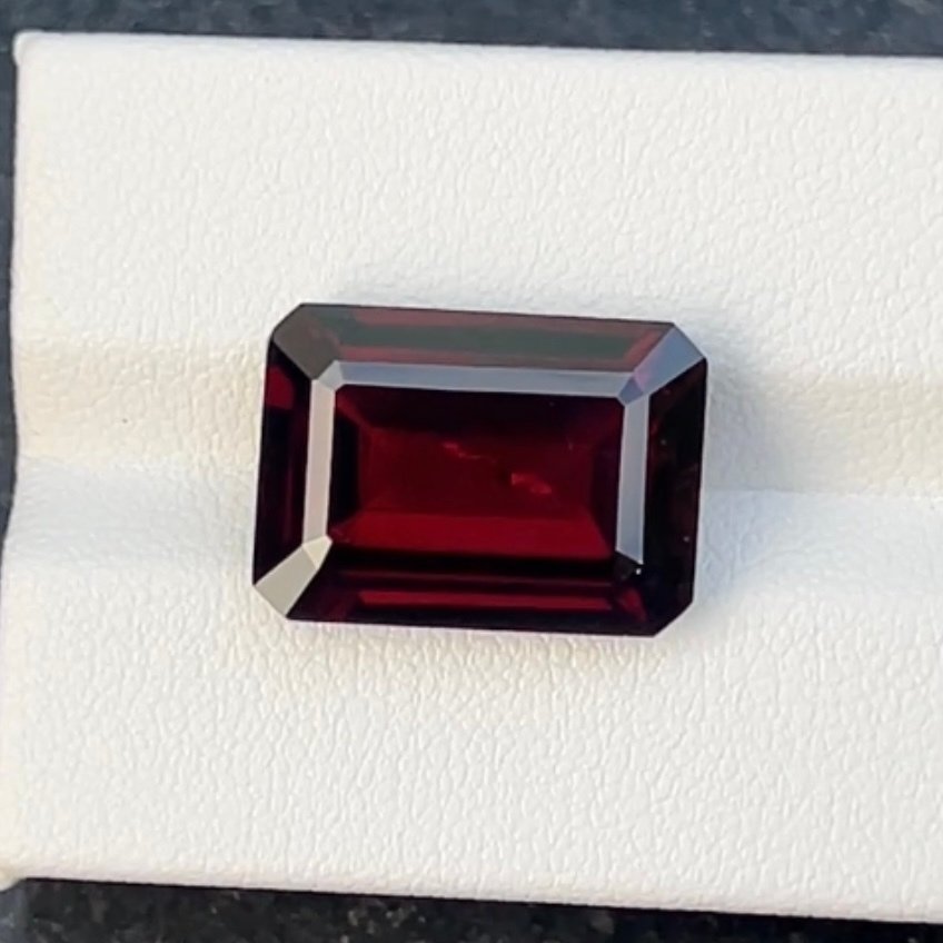 Fără preț de rezervă Roșu rodolite, Granat - 13.75 ct - Asociația internațională de pietre prețioase colorate (ICA GemLab) - Fine Deep Garnet #1.0