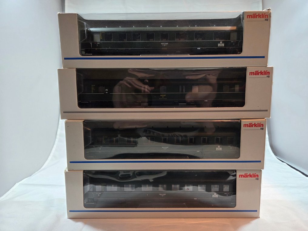 Märklin H0 - 2x 43211; 1x 43231;1x 43266 - Ensemble de wagons de passagers pour trains miniatures (4) - Ensemble de quatre voitures voyageurs Märklin H0. Trois numéros de catalogue différents visibles sur - DR (DRB) #1.0