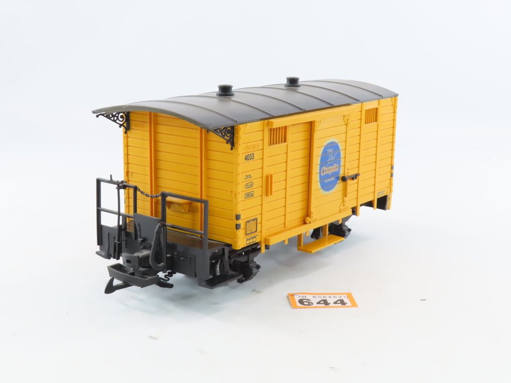 LGB G - 4033 - Model train freight carriage (1) - 2-axle closed freight car with 'Chiquita Bananen' branding and lighting. - Privaat #2.1