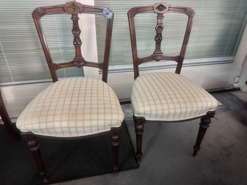 Scaun (2) - Foioase #1.0