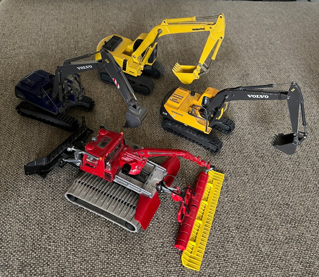 1:50 - Modelmachines (4) - Volvo EC210; Komatsu PC210; PistenBully sneeuwschuiver #1.0