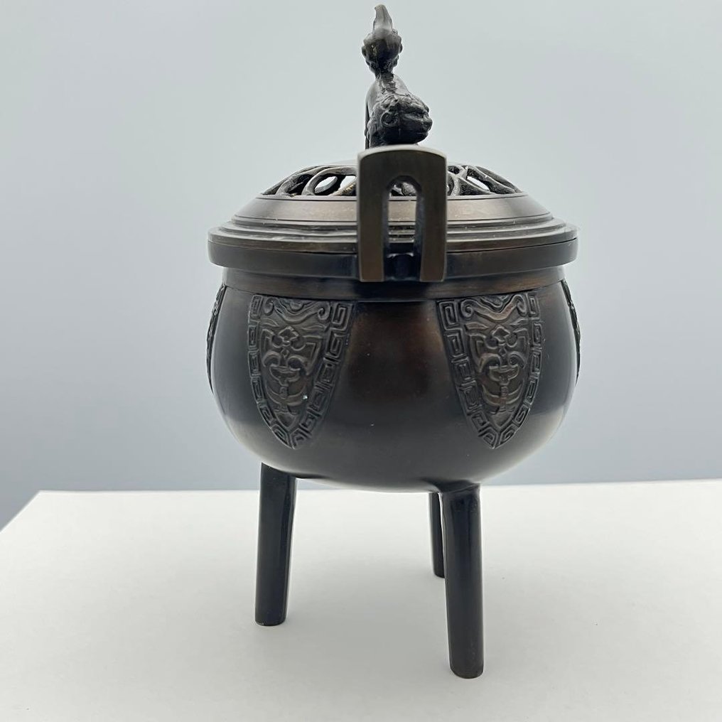 Unknown (Japan) - Unknown craftsman - Καυστήρας θυμιάματος - Tin-Bronze Tripod Kōro with Pierced Lid - μείγμα κασσίτερου-μπρούντζου - Τρίποδο από κασσίτερο-μπρούντζο Κόρο. #2.1