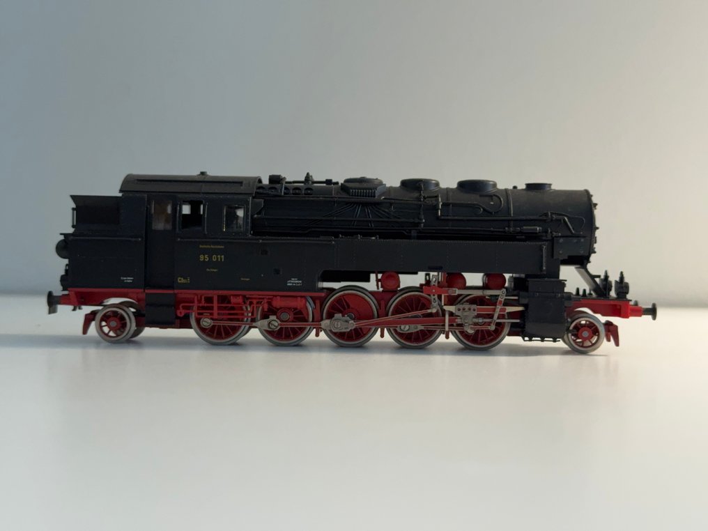 Fleischmann H0 - Locomotora eléctrica (1) - BR 95 Modelo en excelentes condiciones estéticas, numeración lateral y frontal visible: 95 011. - DR (DRB) #1.0