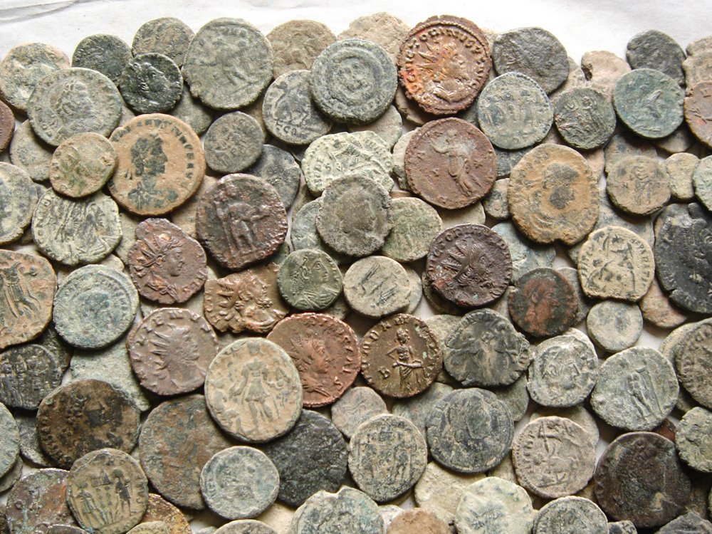 Romerska riket Lot of 150 Roman Imperial bronze coins. The lot includes some ases and quadrans from I-III centuries A.D. (Utan reservationspris) #3.2