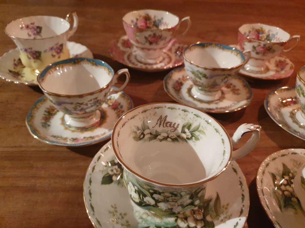 Royal Albert - Tazza e piattino (9) - Flower of the Month en andere - Osso, Porcellana, Porcellana fine di ossa - Tu e le tazze di caffè #1.0