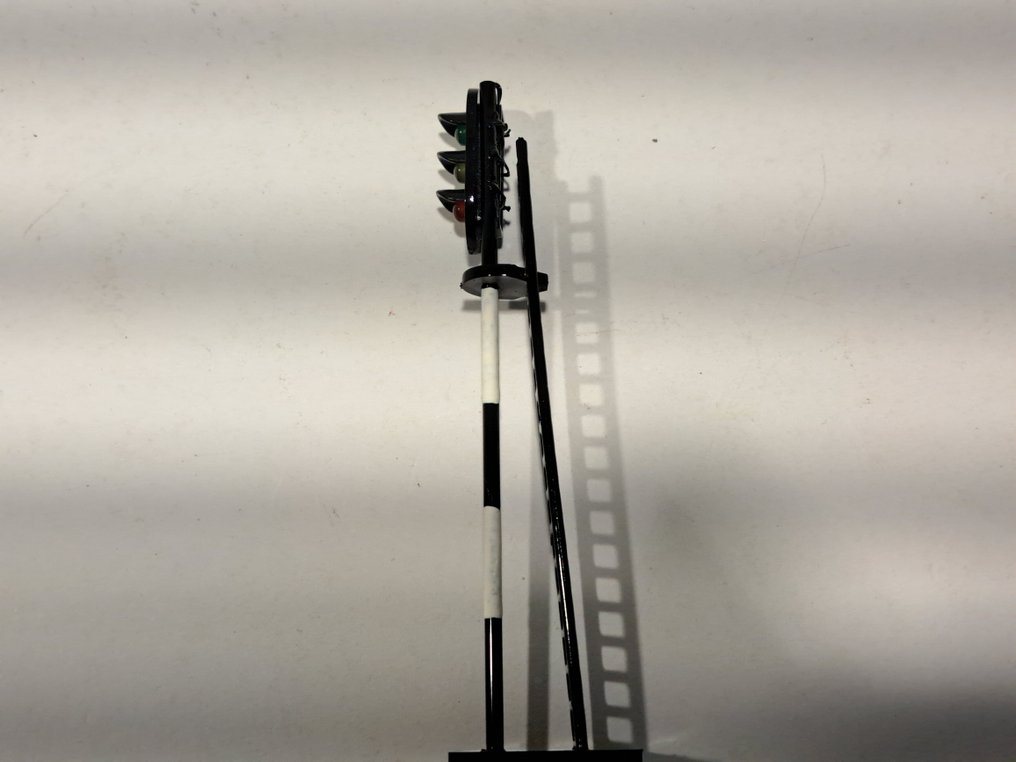 Seinen 0, 1 - Iluminación de modelismo ferroviario (10) - 10 luces de señalización NL verde/amarillo/rojo, para colocación 'derecha'. - NS #4.3