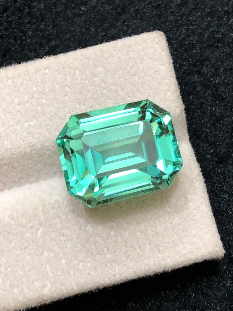 Ingen reservasjonspris - 1 pcs Grønn Hiddenitt - 16.85 ct - Det internasjonale gemologiske institutt (IGI) #1.0