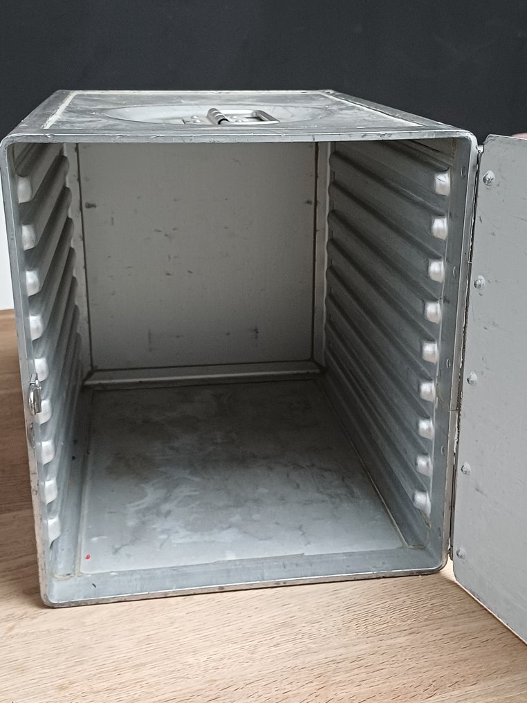 容器 - 鋁 - 两台二手的KLM航空公司手推车 #4.3