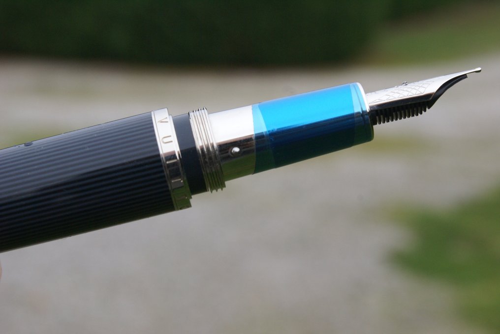 Exceptionnel stylo plume 18 kts LOUIS VUITTON Cargo en laque grise - 钢笔 #3.2