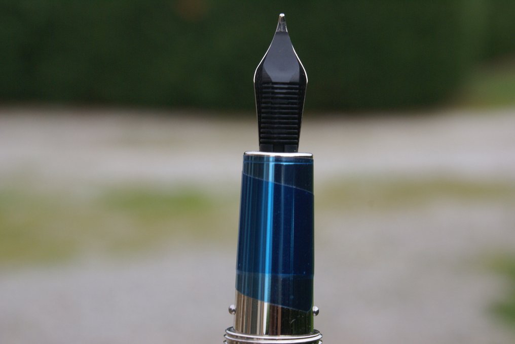 Exceptionnel stylo plume 18 kts LOUIS VUITTON Cargo en laque grise - 钢笔 #2.1