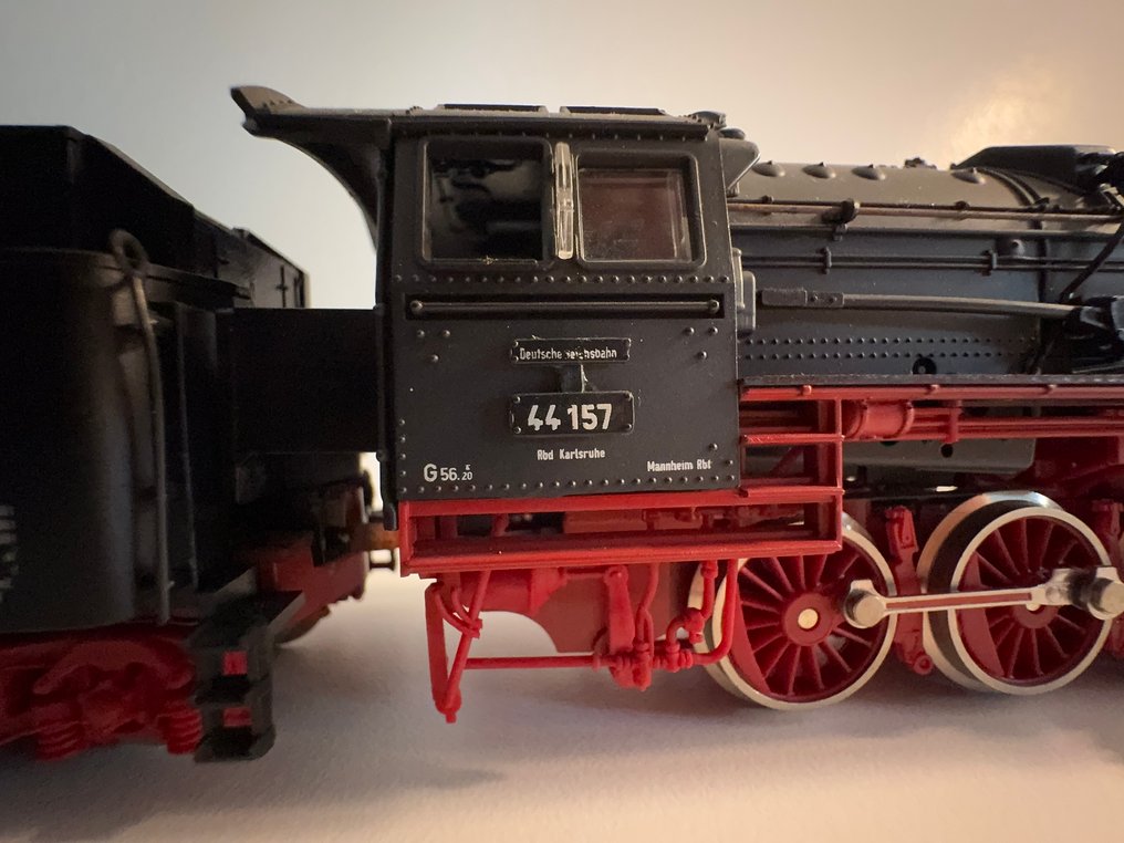 Fleischmann H0 - Sähköveturi (1) - Höyryveturi BR 44 numero 44 157 vetolaitteineen, H0-skaala, musta väri ja punaiset pyöräkerrat. - DR (DRB) #2.1