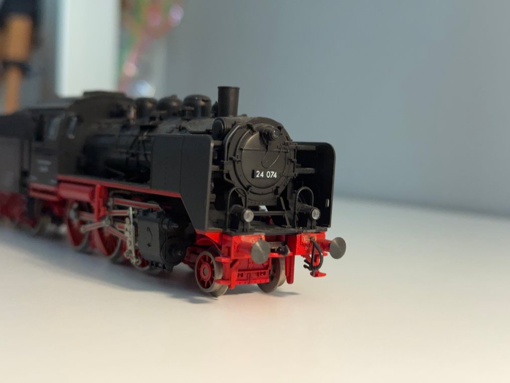 Fleischmann H0 - Electric locomotive (1) - Inspect the images to identify brands, numbers, and details. Detect scale. - Deutsche Bundesbahn #1.0