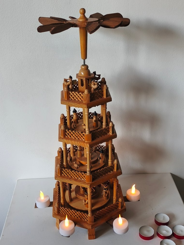 Karácsonyi figuradísz - Karácsonyi piramis - Fa - Karácsonyi piramis az 1970-es években #1.0