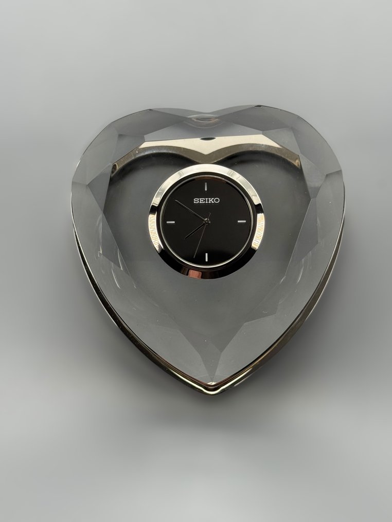Table/desk clock - Seiko Herzförmige Kristall‑Tischuhr QHG016S – facettierter Glas‑Paperweight - Originalbox & - Vintage Crystal - 1990-2000 - Incl box and papers #1.0